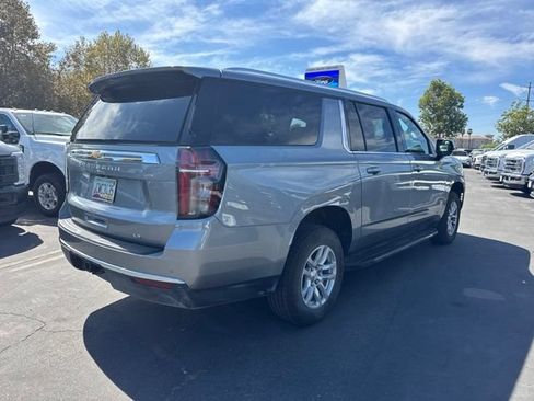 Used 2024 Chevrolet Suburban LT RWD image 3