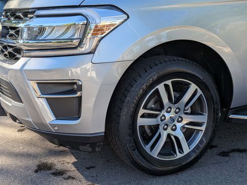 Used 2023 Ford Expedition Limited image 9