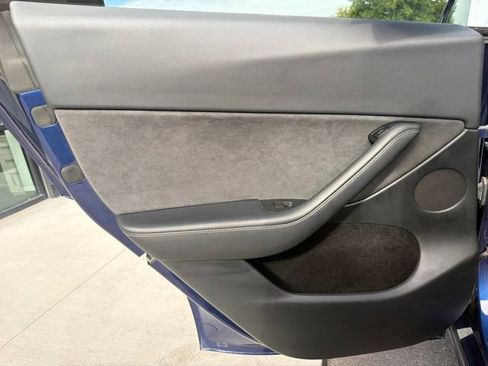 Used 2022 Tesla Model Y Long Range AWD/4WD image 17