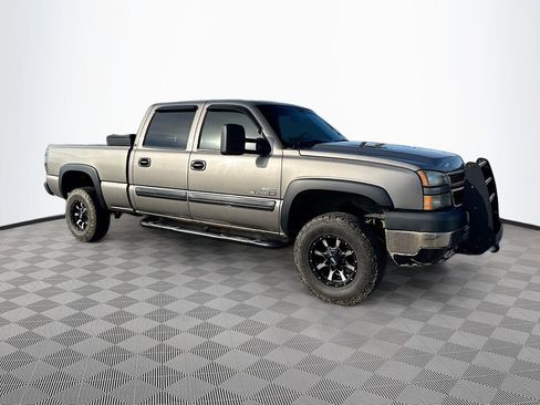 Used 2006 Chevrolet Silverado 2500 LT w/ Heavy-Duty Power Package image 3