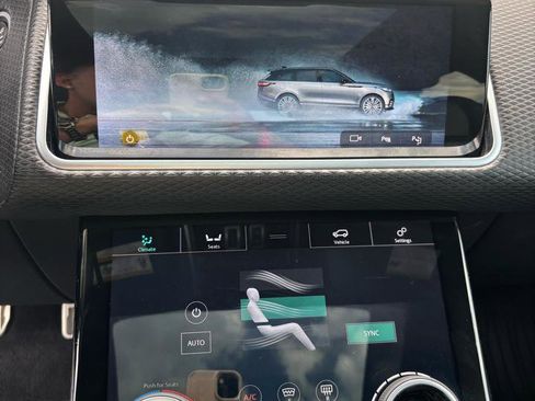 Used 2019 Land Rover Range Rover Velar R-Dynamic SE image 12