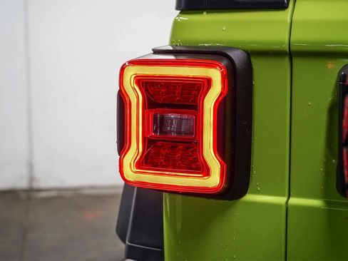 Used 2021 Jeep Wrangler Unlimited Rubicon w/ Xtreme Recon 35" Tire Package image 11