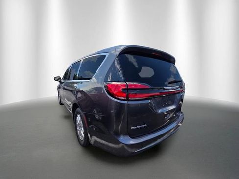 Used 2023 Chrysler Pacifica Touring-L FWD image 2