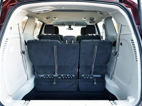 Used 2022 Chrysler Voyager LX image 29