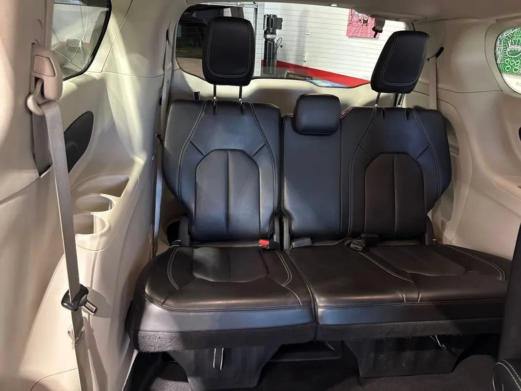 Used 2023 Chrysler Pacifica Touring-L FWD image 71
