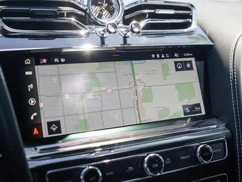 Used 2021 Bentley Bentayga image 48