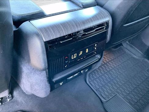 Used 2024 Jeep Wagoneer L Series II w/ Flexible Seating Group AWD/4WD image 15