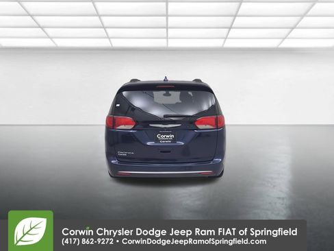 Used 2017 Chrysler Pacifica Touring-L image 13