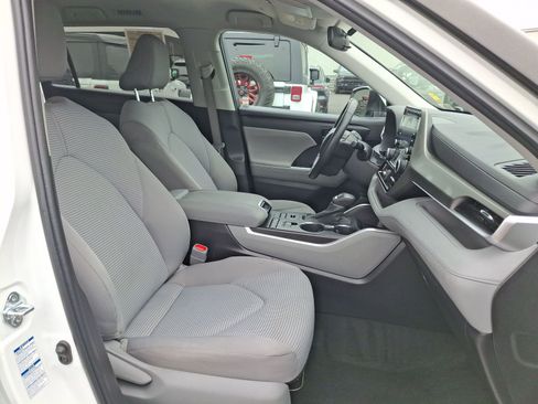 Used 2022 Toyota Highlander LE AWD/4WD image 24