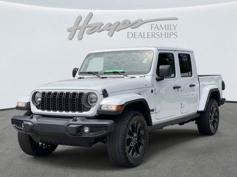 Used 2025 Jeep Gladiator Sport AWD/4WD image 8