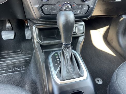 Used 2018 Jeep Renegade Latitude image 14