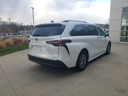 Used 2023 Toyota Sienna XLE image 7