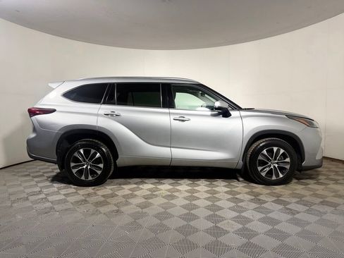 Used 2021 Toyota Highlander XLE AWD/4WD image 8