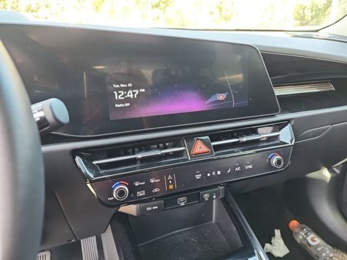 Used 2023 Kia Niro EX image 16