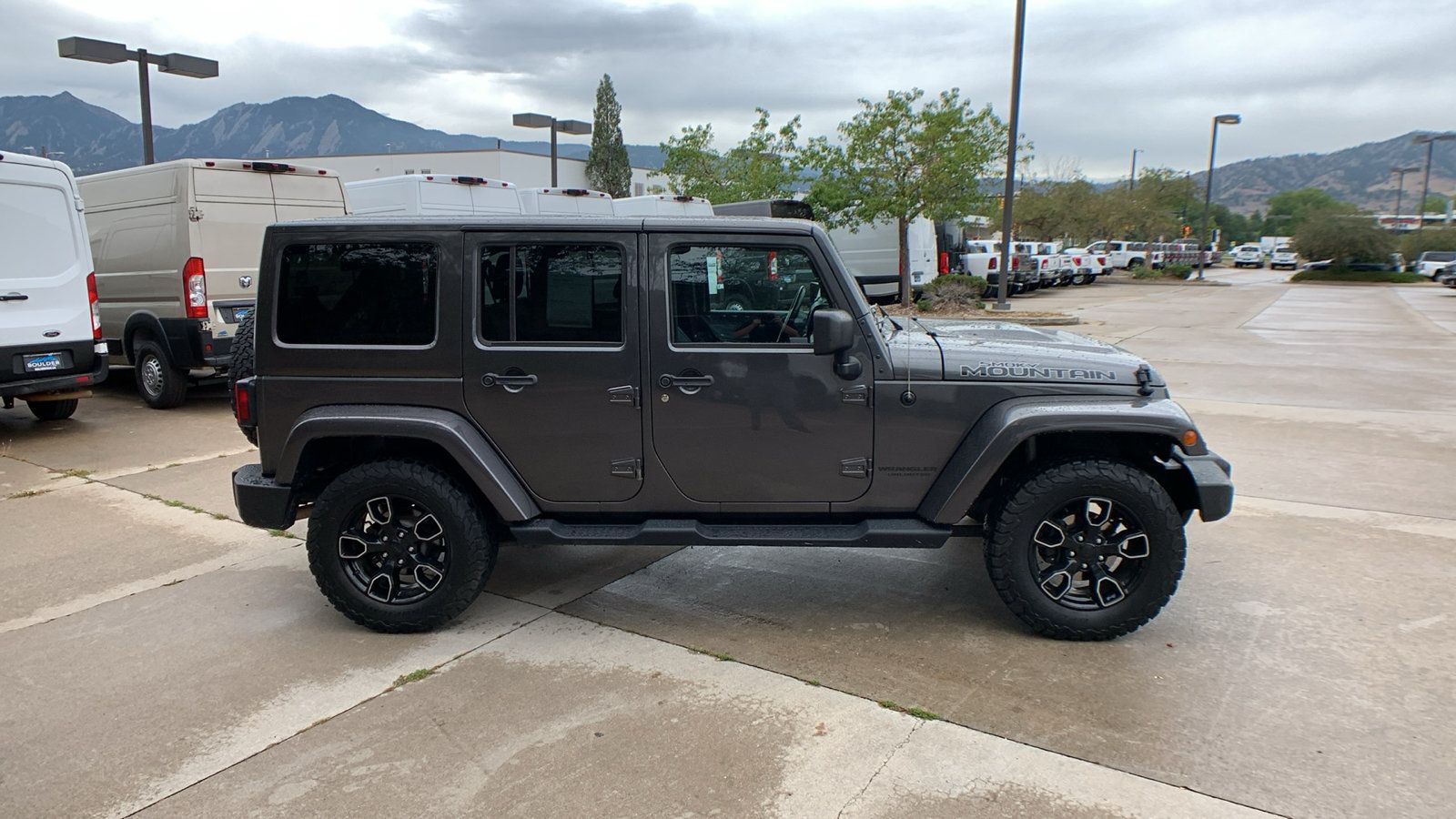 Used 2017 Jeep Wrangler Unlimited Sahara AWD/4WD image 5