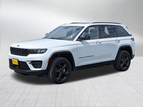 Used 2023 Jeep Grand Cherokee Altitude AWD/4WD image 3