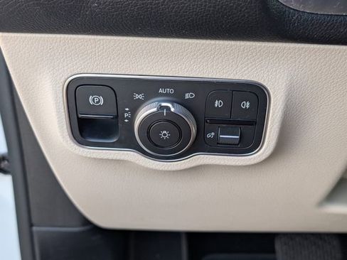 Used 2020 Mercedes-Benz GLB 250 image 30