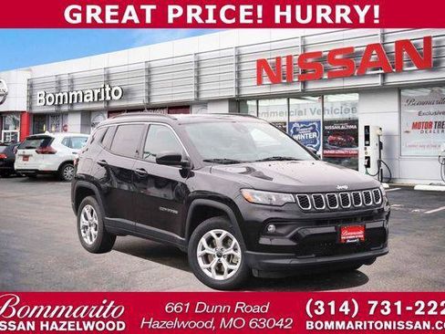Used 2025 Jeep Compass Latitude w/ Sun & Sound Group AWD/4WD image 1
