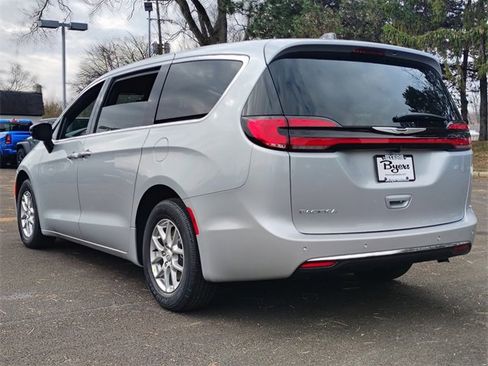New 2026 Chrysler Pacifica Select image 8