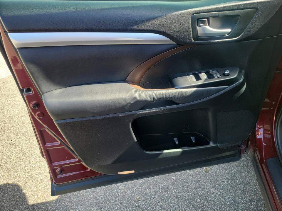 Used 2014 Toyota Highlander XLE FWD image 36