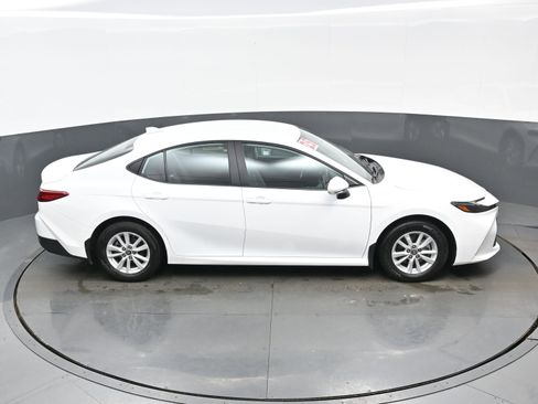 Used 2025 Toyota Camry LE w/ Convenience Package image 40