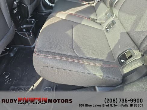 Used 2023 Jeep Gladiator Rubicon w/ Cold Weather Group image 28