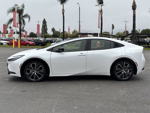 Used 2024 Toyota Prius XLE image 2