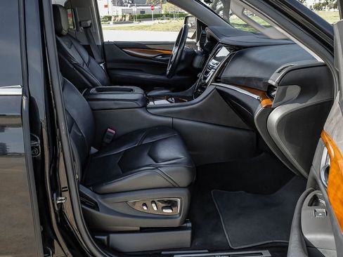 Used 2017 Cadillac Escalade Luxury image 36