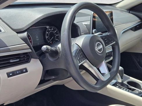 Used 2025 Nissan Altima 2.5 SV FWD image 10
