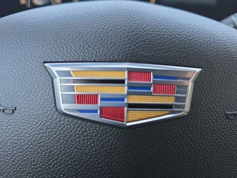 Used 2025 Cadillac XT4 Premium Luxury image 5