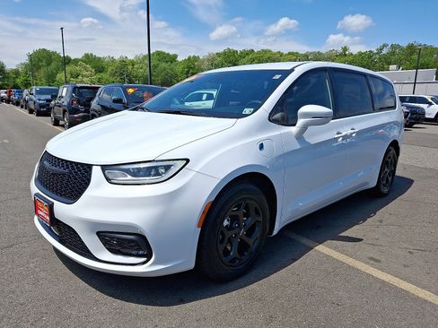 Certified 2022 Chrysler Pacifica Touring-L w/ S Appearance Package FWD image 3