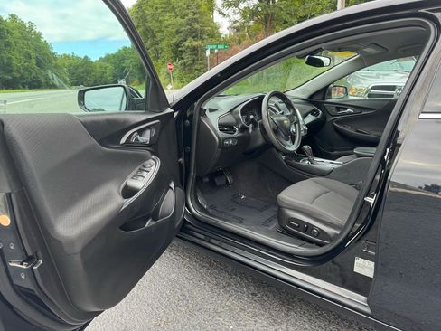 Used 2017 Chevrolet Malibu LT FWD image 9