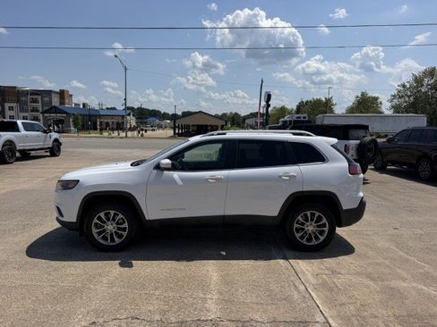 Used 2019 Jeep Cherokee Latitude Plus w/ Comfort/Convenience Group AWD/4WD image 5