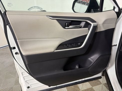 Used 2022 Toyota RAV4 XLE AWD/4WD image 10