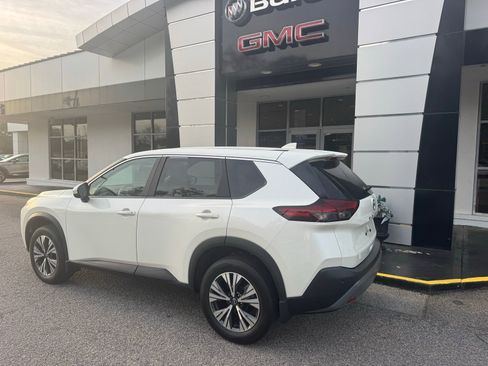 Used 2023 Nissan Rogue SV image 3