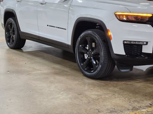 Used 2024 Jeep Grand Cherokee L Limited w/ Black Appearance Package AWD/4WD image 16