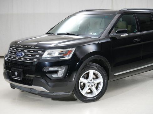 Used 2017 Ford Explorer XLT w/ Equipment Group 201A image 5