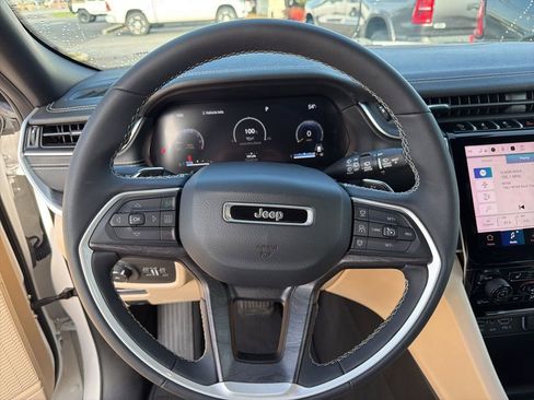 Used 2023 Jeep Grand Cherokee Limited w/ Black Appearance Package image 45