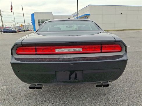 Used 2014 Dodge Challenger SXT image 8