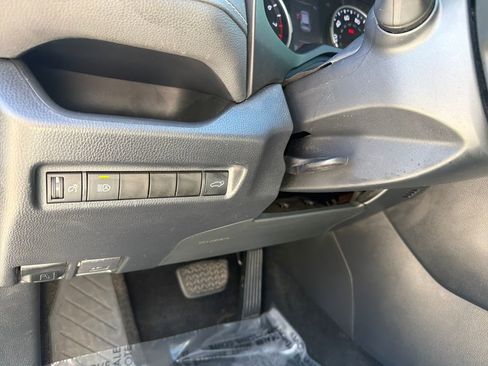Used 2020 Toyota RAV4 XLE w/ Convenience Package FWD image 19