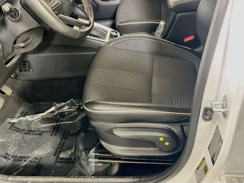 Used 2023 Hyundai Venue Limited FWD image 19