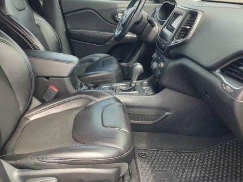Used 2019 Jeep Cherokee Latitude Plus w/ Cold Weather Group AWD/4WD image 24