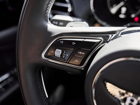Used 2022 Bentley Bentayga AWD/4WD image 54
