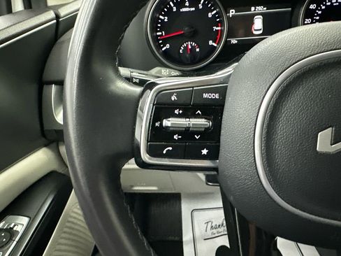 Used 2024 Kia Carnival LX FWD image 26