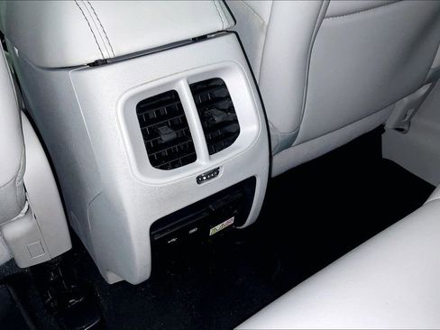 Used 2020 Jeep Cherokee Latitude Plus w/ Comfort/Convenience Group FWD image 30