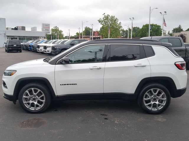 Used 2025 Jeep Compass Limited AWD/4WD image 3