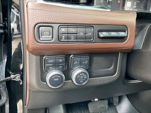 Used 2021 GMC Yukon XL Denali w/ Denali Premium Package AWD/4WD image 15