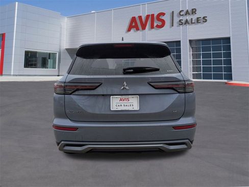 Used 2025 Mitsubishi Outlander SE image 7