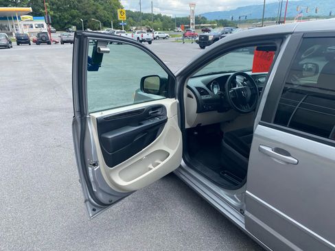 Used 2016 Dodge Grand Caravan SE w/ Quick Order Package 29E SE image 7