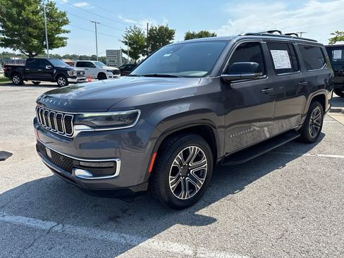 Used 2023 Jeep Wagoneer L 4WD w/ Premium Group I image 12